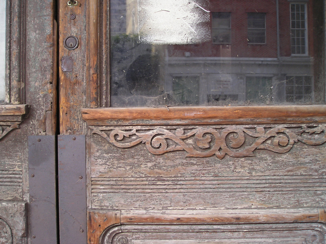 Staré drevené dvere so sklenenou výplňou.jpg